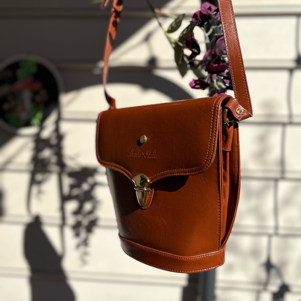 Vintage Brown Leather Crossbody | Moda Italia | Classic Saddle Style - Picture 2 of 9